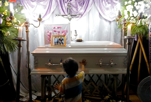 Philippines chấn động vụ em bé 3 tuổi bị bắn chết trong cuộc chiến chống ma túy - 2